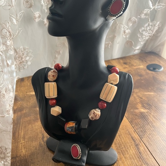 Multicolored symmetrical necklace with matching earrings. - Picture 6 of 11